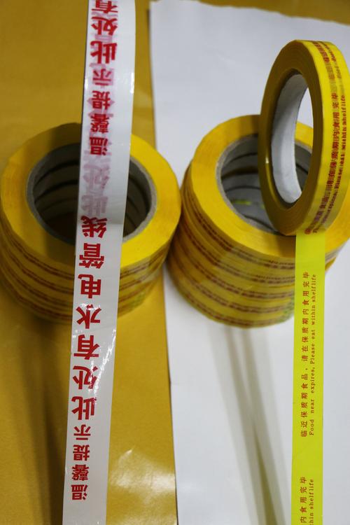 Transparent Sealing Tape adalah produk pita yang digunakan untuk penyegelan dan pengemasan, dengan karakteristik berikut